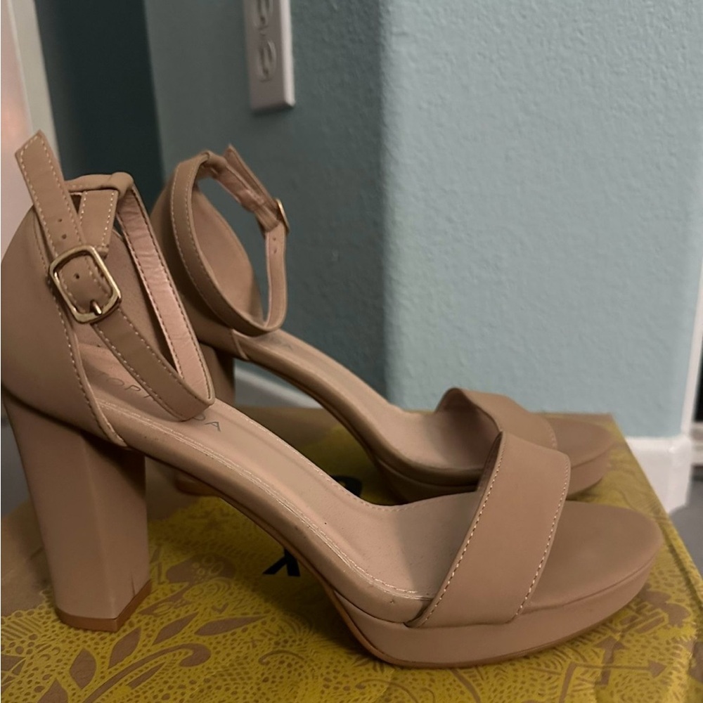 Elegant Tan Block Heel Sandals